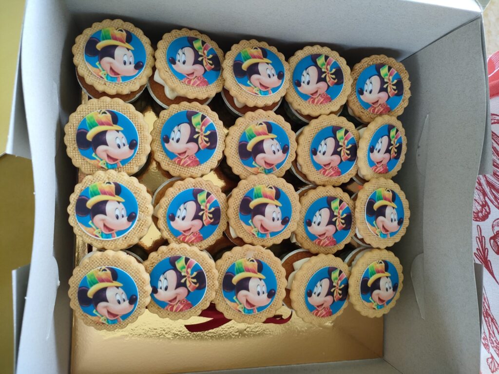 ディズニーキャラクターをプリントしたカップケーキ